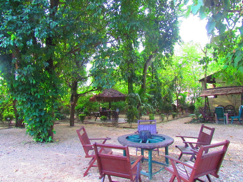 Chitwan Gaida Lodge Sauraha Kültér fotó